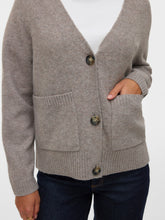 Cardigan in maglia con bottoni grigio beige | Boscaini Scarpe